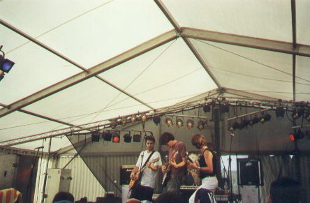 Els dos guitarres, Jordi i Xavi, i el baixista Marcel, durant la interpretació d'un solo.