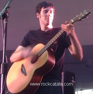 Valen Nieto tocant la guitarra acústica.