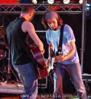 El cantant Albert Jordà i el guitarrista Andrés Quiñones gaudint d'un dels solos.