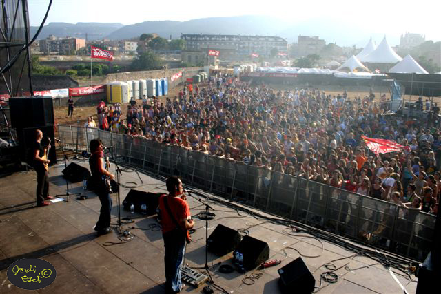 Els Whiskyn's amb la posta de sol al fons i una bona presència de públic