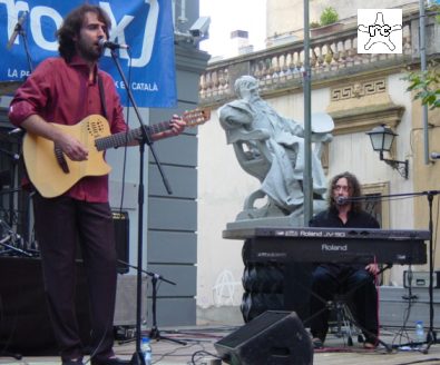 El cantautor solsoní amb l'original escenari de la plaça Gala-Dalí al fons