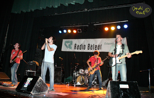 El grup de Calonge en plena actuació al teatre 17 de gener