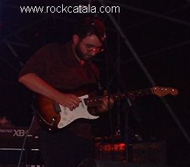 L'Oriol concentrat amb la guitarra